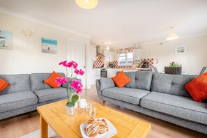 TV - 3 Bed in St. Merryn (oc-r30137) (Penrose)