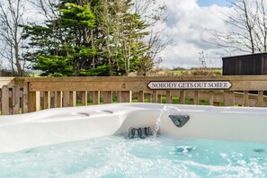 Outdoor spa tub - 3 Bed in St. Merryn (oc-r30137) (Penrose)
