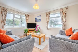 TV - 3 Bed in St. Merryn (oc-r30137) (Penrose)