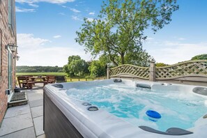 Outdoor dining - 3 Bed in Neasham (oc-f30118) (Neasham)