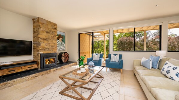 Living area - Saltwood House at Merricks Beach (Merricks Beach)