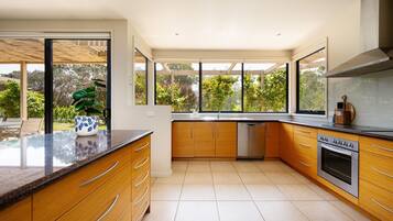 Fridge, oven, stovetop, dishwasher