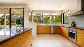 Frigorifero, forno, piano cottura, lavastoviglie