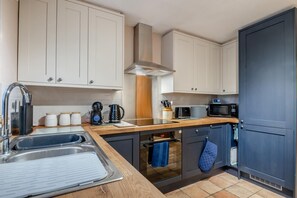 Microwave, oven, dishwasher, cookware/dishes/utensils - 2 Bed in Buxton (oc-b30030) (Buxton)
