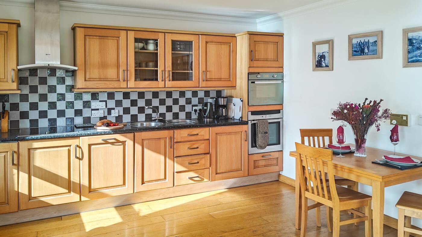 Mikrowelle, Ofen, Geschirrspüler, Hochstuhl