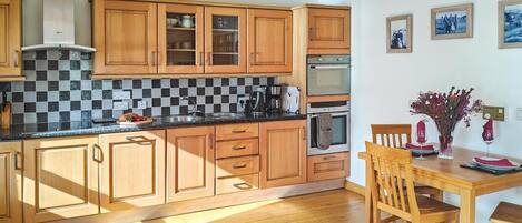 Mikrowelle, Ofen, Geschirrspüler, Hochstuhl