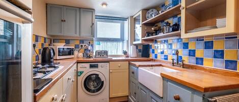 Microondas, horno y utensilios de cocina