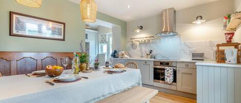 Mikrowelle, Ofen, Geschirrspüler, Kochgeschirr/Geschirr/Besteck