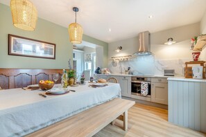 Microwave, oven, dishwasher, cookware/dishes/utensils - 2 Bed in Aldbrough St. John (oc-l30130) (Aldbrough Saint John)