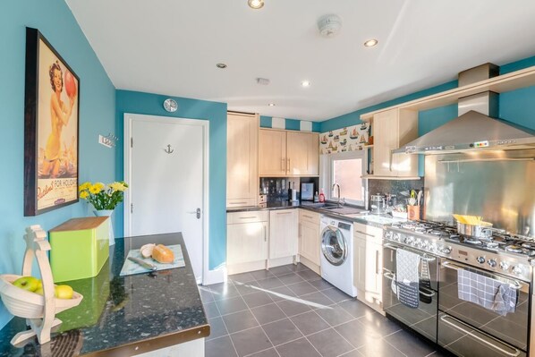 Micro-ondes, lave-vaisselle, chaise haute