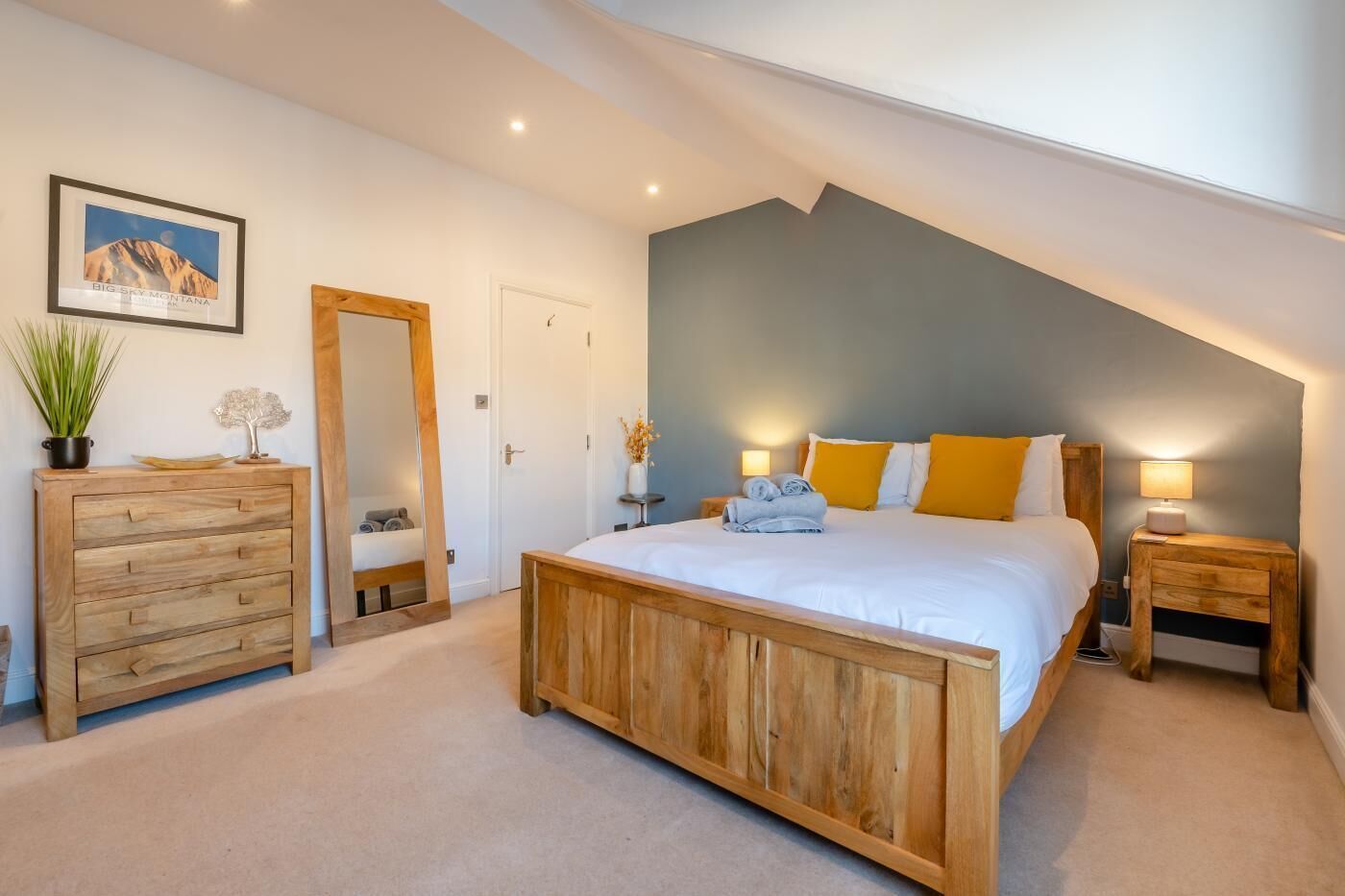 3 bedrooms, travel cot, free WiFi, bed sheets
