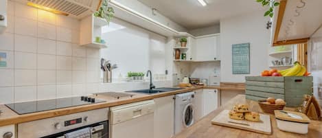 Mikrowelle, Ofen, Geschirrspüler, Hochstuhl