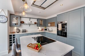 Private kitchen - 4 Bed in Tenby (oc-s30142) (Tenby)