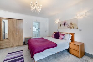 Travel crib, free WiFi, bed sheets - 4 Bed in Tenby (oc-s30142) (Tenby)