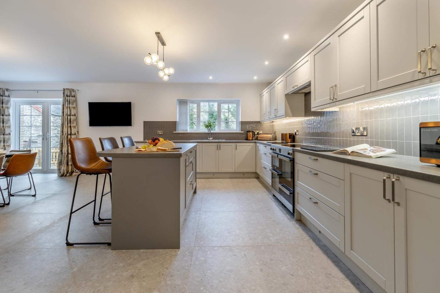 Mikrobølgeovn, ovn, oppvaskmaskin og høy barnestol