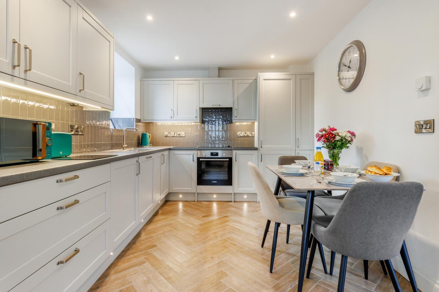 Mikrobølgeovn, ovn, oppvaskmaskin og høy barnestol