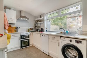 Mikrowelle, Ofen, Geschirrspüler, Kochgeschirr/Geschirr/Besteck