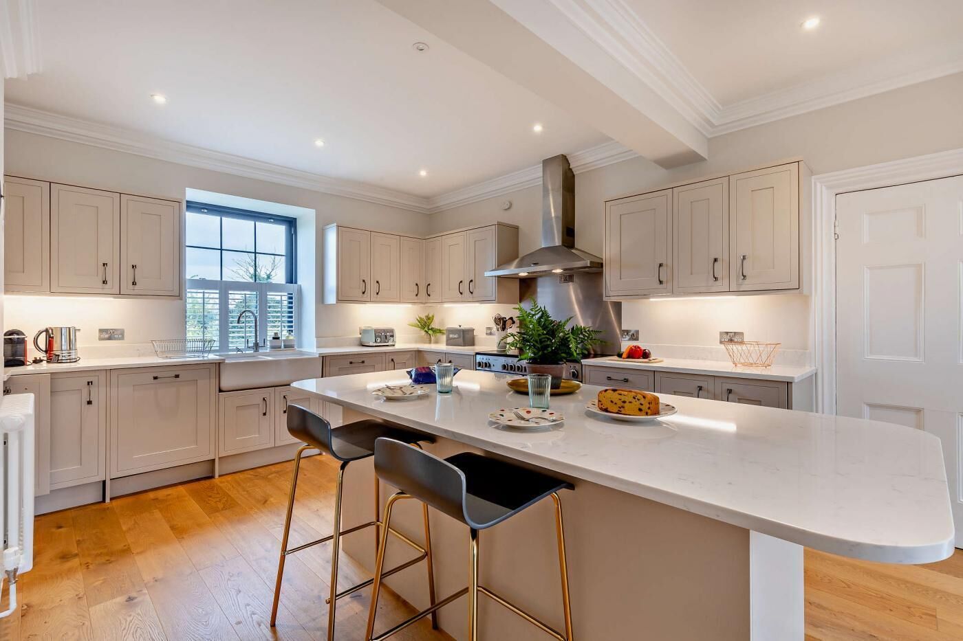 Micro-ondes, four, lave-vaisselle, chaise haute