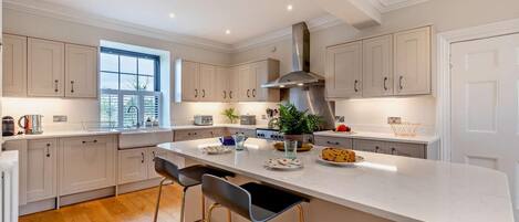 Micro-ondes, four, lave-vaisselle, chaise haute