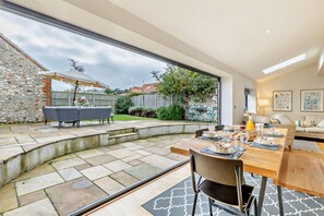 Outdoor dining - 3 Bed in Thornham (oc-c30156) (Thornham)