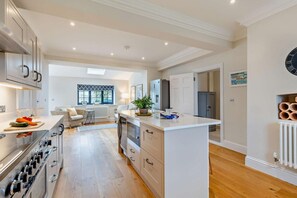 Microwave, oven, dishwasher, high chair - 3 Bed in Thornham (oc-c30156) (Thornham)