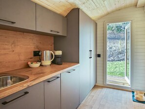 Mikrobølgeovn, køkkentøj/tallerkener/redskaber