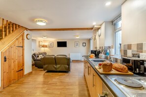 Micro-ondes, four, chaise haute