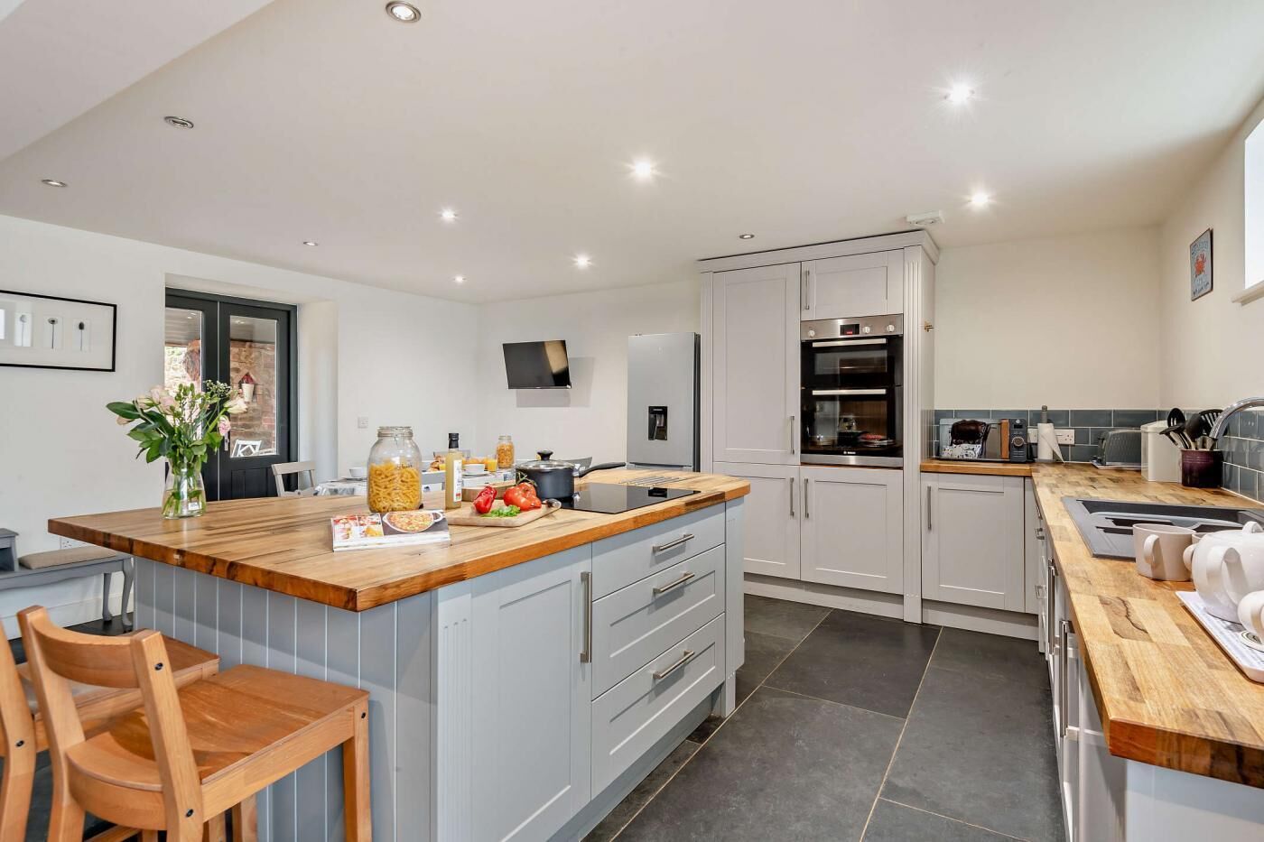 Microonde, forno, lavastoviglie, seggiolone