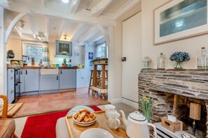 Microwave, oven, cookware/dishes/utensils - 1 Bed in Padstow (oc-s30202) (Padstow)