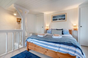 Iron/ironing board, free WiFi, bed sheets - 1 Bed in Padstow (oc-s30202) (Padstow)