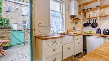 Oven, cookware/dishes/utensils