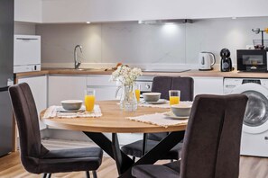 Coffee/tea maker, fridge, microwave, oven - Apartment Lurdes (Arco da Calheta)