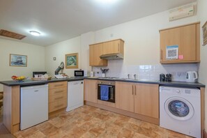 Microwave, oven, dishwasher, cookware/dishes/utensils