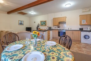 Microwave, oven, dishwasher, cookware/dishes/utensils