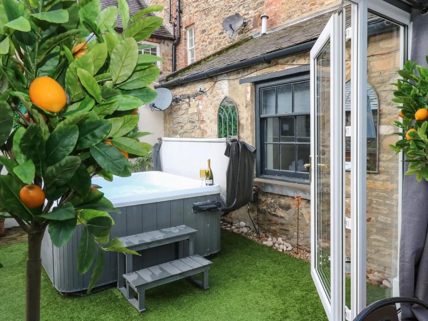 Tina de hidromasaje al aire libre