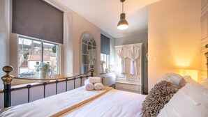 A bedroom with a bed, a window with a view, a wardrobe, and a bedside lamp. - 3 Bed in Richmond (oc-t30197) (Richmond)