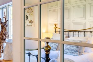 Tabla de planchar con plancha, wifi gratis y ropa de cama 