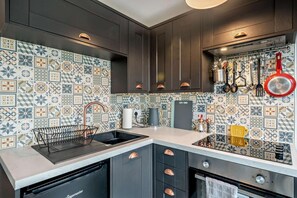 Oven, cookware/dishes/utensils - 3 Bed in Ashover (oc-w30175) (Ashover)