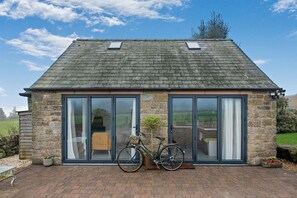 Exterior - 3 Bed in Ashover (oc-w30175) (Ashover)