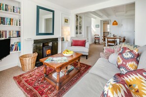 TV, fireplace - 3 Bed in Mousehole (oc-h30188) (Mousehole)