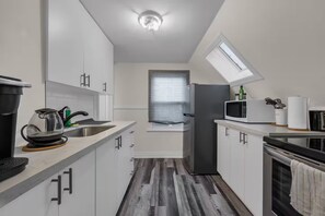 Private kitchen - Cozy 2BR Loft w/Parking – Mid-Term Rental By Falls (Niagara Falls)