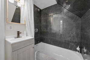 Hair dryer, towels, soap, toilet paper - Cozy 2BR Loft w/Parking – Mid-Term Rental By Falls (Niagara Falls)