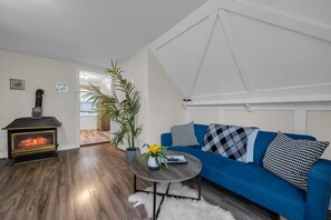 Living area - Cozy 2BR Loft w/Parking – Mid-Term Rental By Falls (Niagara Falls)