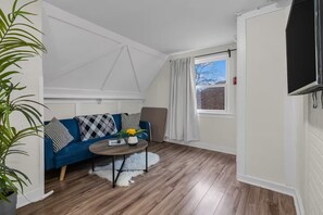 Living area - Cozy 2BR Loft w/Parking – Mid-Term Rental By Falls (Niagara Falls)