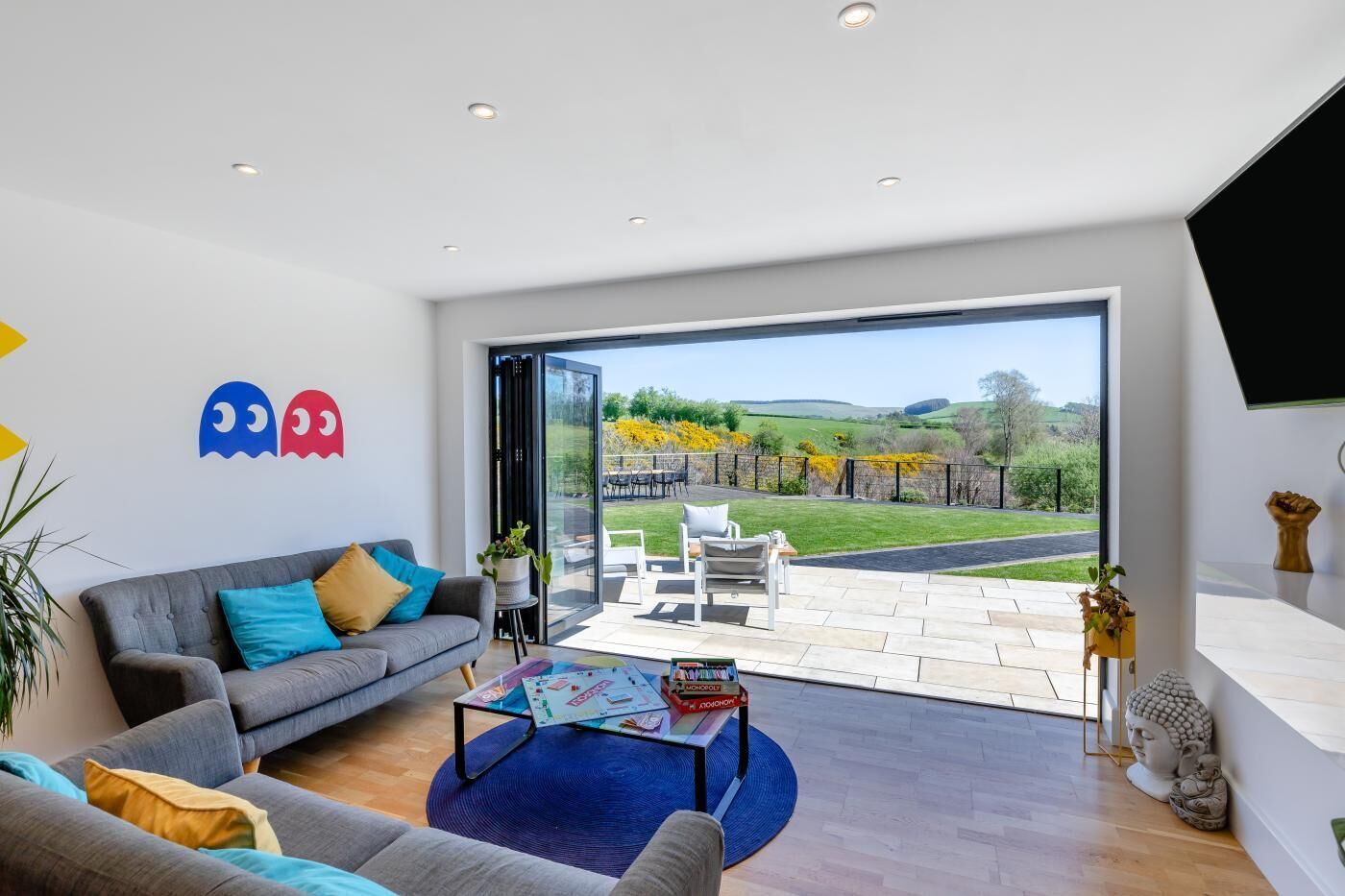 Een televisie en een open haard