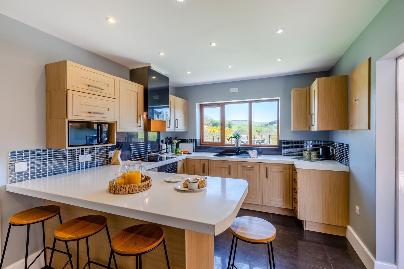 Micro-ondas, fogão, lava-louças, cadeirão de bebê