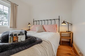 Iron/ironing board, free WiFi, bed sheets - 2 Bed in Challock (oc-q30220) (Challock)