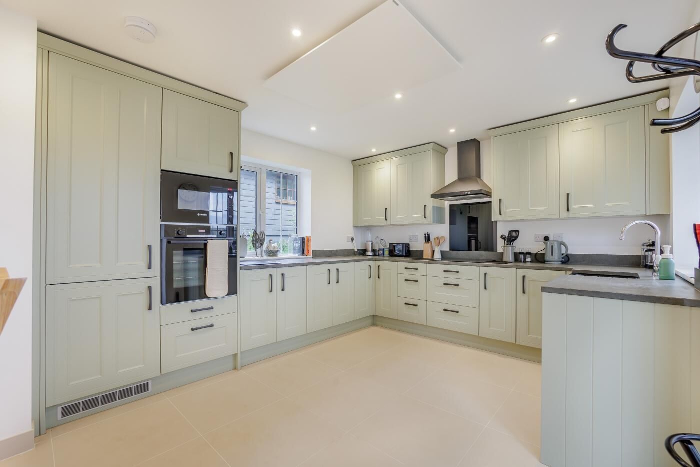 Oven, dishwasher, cookware/dishes/utensils