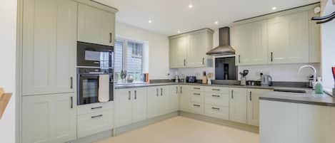 Fogão, lava-louças, talheres/pratos/utensílios de cozinha