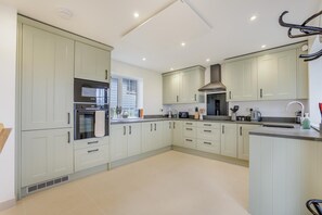 Oven, dishwasher, cookware/dishes/utensils - 2 Bed in Challock (oc-q30220) (Challock)